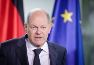Scholz: tres centrales atómicas seguirán funcionando hasta abril