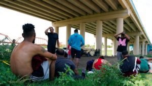 México traslada hacia la capital a venezolanos expulsados de EEUU