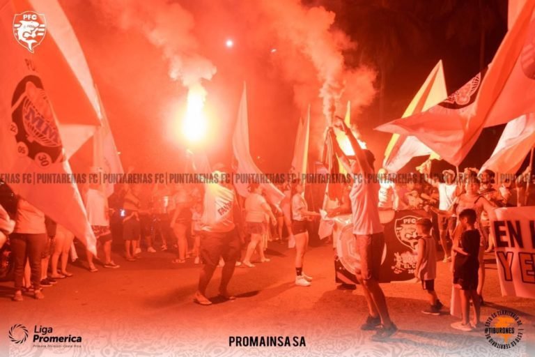 ¡Afición de Puntarenas apoya a su equipo hasta el final!