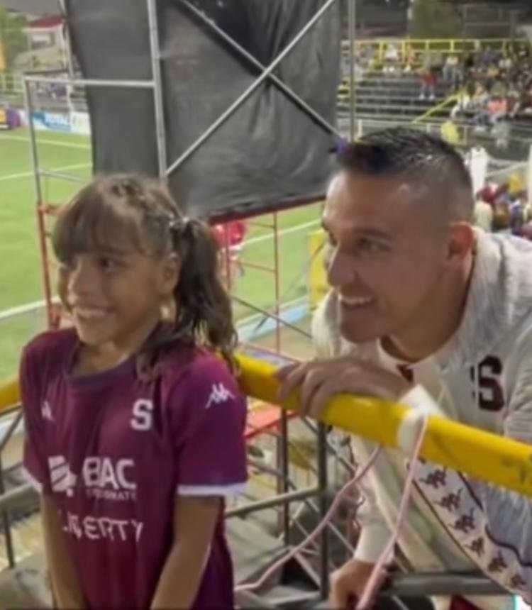 Niña demostró su amor por el fútbol