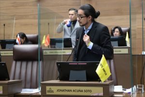 El gobierno da muchísimas señales de que quiere quebrar la Caja, sostiene Jonathan Acuña