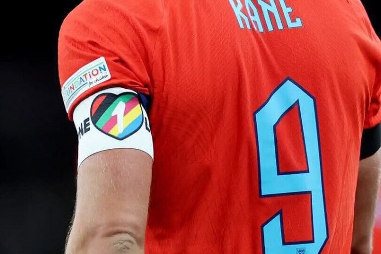 La FIFA y Qatar ganan la batalla contra el brazalete arcoíris