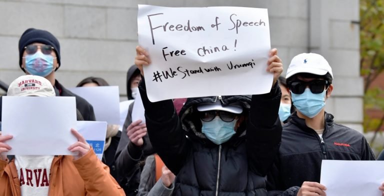 Estudiantes en EEUU dan apoyo a protestas en China