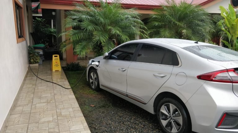 Coneléctricas R.L indica que carga de carros en la casa es más barato