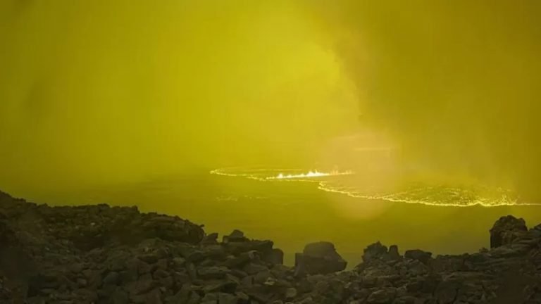 Volcán activo más grande del mundo entró en erupción por primera vez en casi 40 años