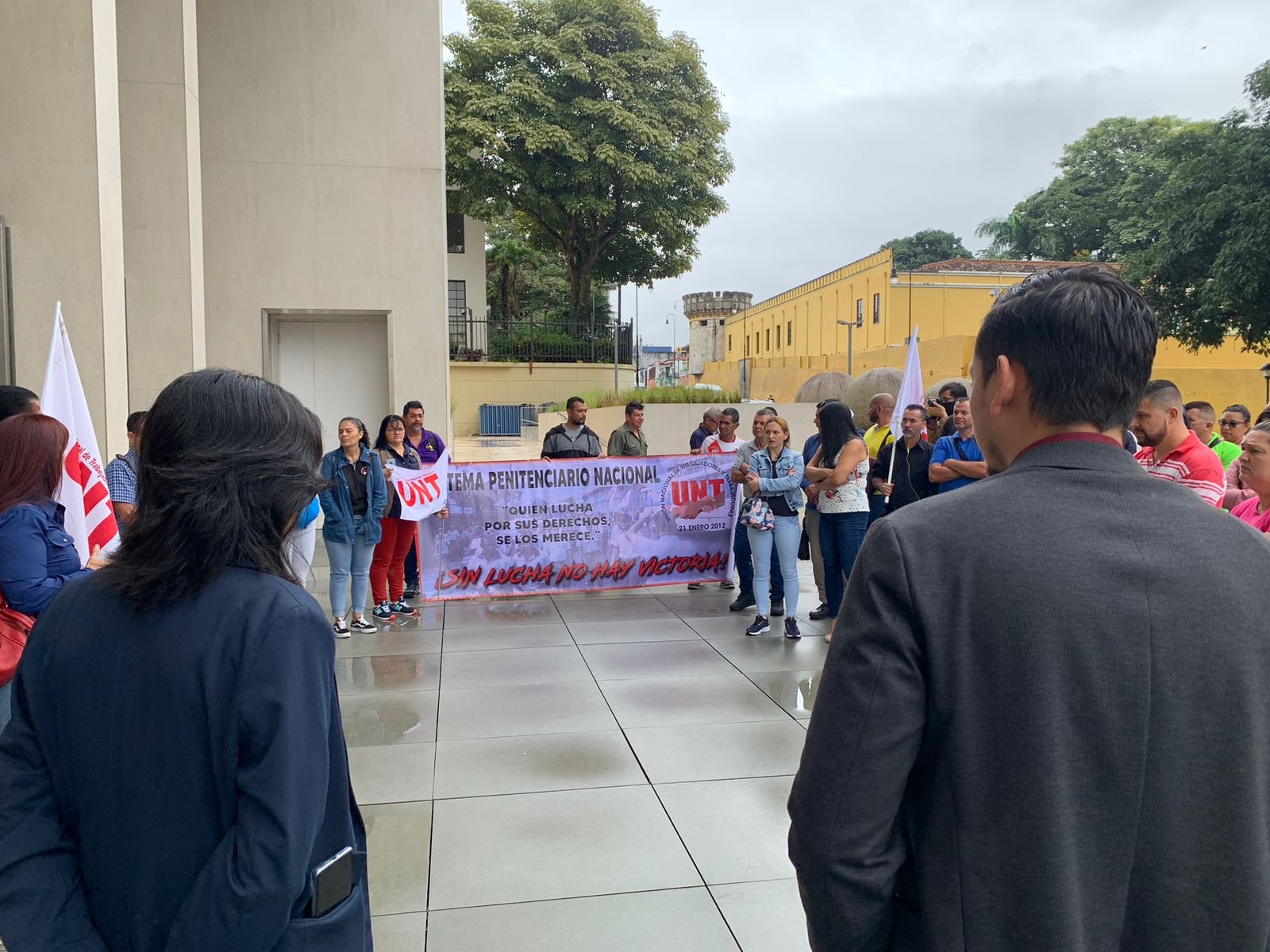 Trabajadores de centros penales protestan en la Asamblea Legislativa ante bloqueo celular