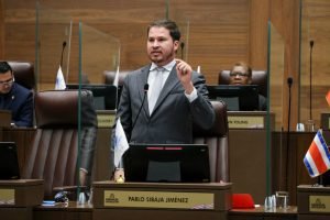 Proyecto busca que útiles escolares y equipo tecnológico no paguen IVA