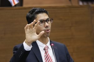 Amador asegura que Chaves utilizó caso del aeropuerto como una maniobra para deshacerse de él