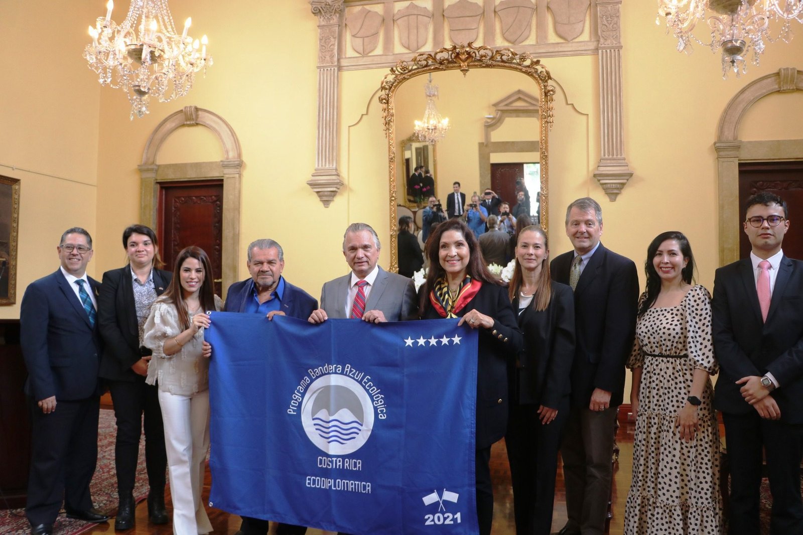 Cancillería y embajadas reciben Bandera Azul Ecológica en categoría Eco Diplomática