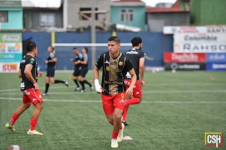 Anthony Contreras en el peor once del Mundial