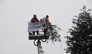 Activistas climáticos sierran punta de gran árbol navideño en Berlín