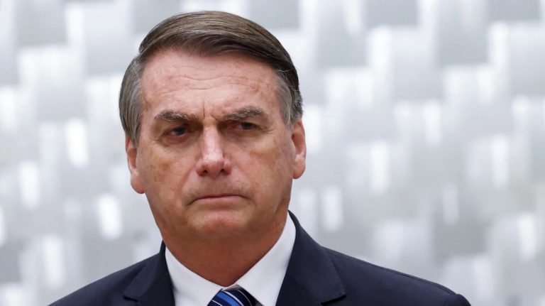 Brasil toma con asombro gastos por  miles de dólares con tarjeta de crédito presidencial hechos por Bolsonaro