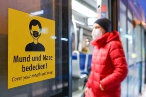 Estados alemanes suspenden mascarilla en transporte, pero hay debate