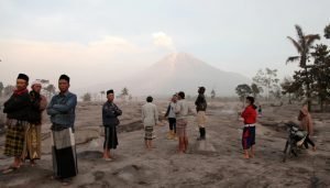 Miles de personas en alerta por erupción de volcán en Indonesia