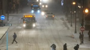 Nevadas causan caos en viajes navideños; advierten de “ciclón bomba” en EEUU
