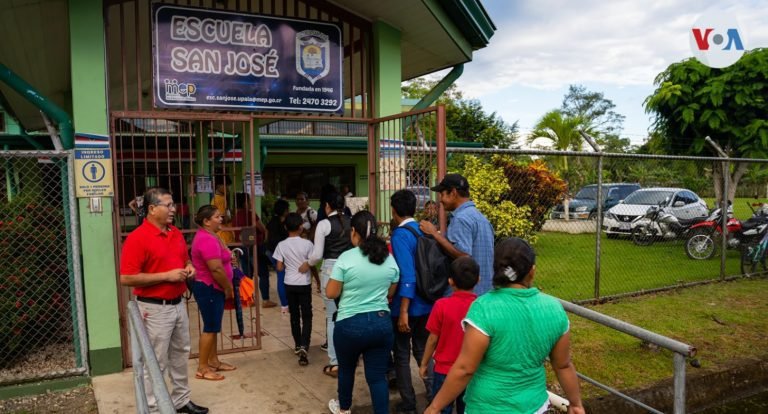 Niños nicaragüenses cruzan a diario a Costa Rica para asistir a la escuela