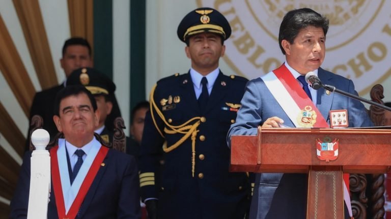 Presidente de Perú disuelve el Congreso, declara “gobierno de excepción” y llama a elecciones