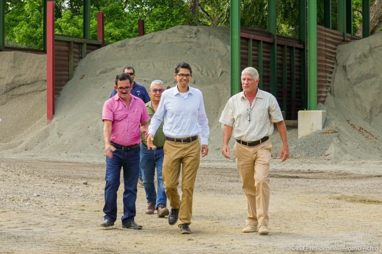 Nos interesa que las calles estén en buen estado, señala ministro del MOPT al reabrir planta asfáltica en Buenos Aires