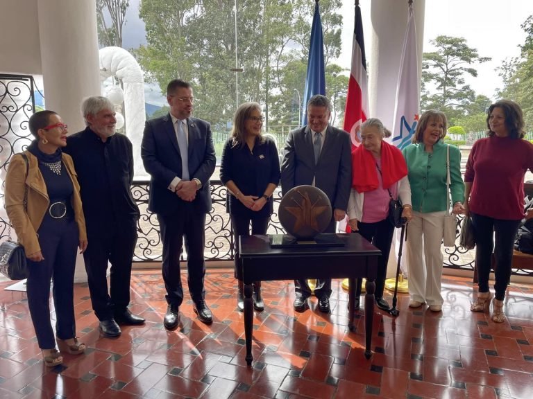 Mariscal del Festival de la Luz, Sandra Kauffman recibió su estrella y compartió en su antigua escuela