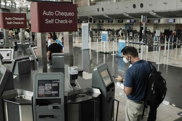 Aeropuerto Internacional Juan Santamaría cuenta con puestos de auto chequeo para reducir el tiempo de registro