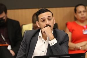 Ariel Robles presenta recurso de amparo a Ministerio de Hacienda por no brindar listas de grandes contribuyentes