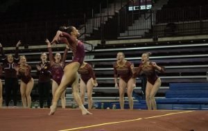 Gimnasta Luciana Alvarado debutó en la liga universitaria más exigente de Estados Unidos