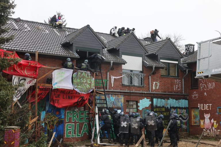 Activistas desafían a policías en desalojo de pueblo minero alemán