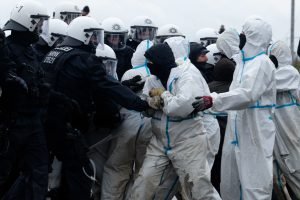 Activistas enfrentan a policía por pueblo alemán amenazado de demolición