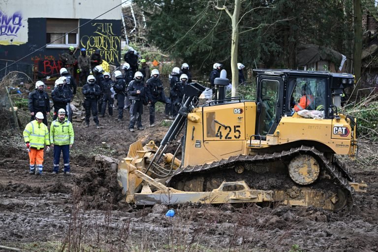 Activistas resisten en túnel y Policía desaloja pueblo minero alemán