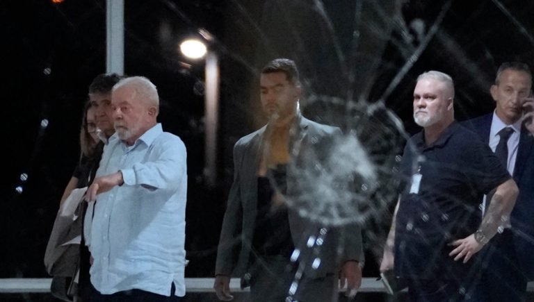Lula constata la destrucción tras las protestas en Brasilia