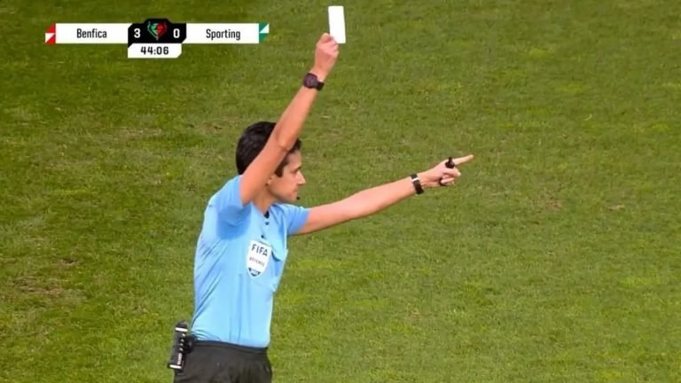 Se muestra la primera tarjeta blanca en la historia del fútbol