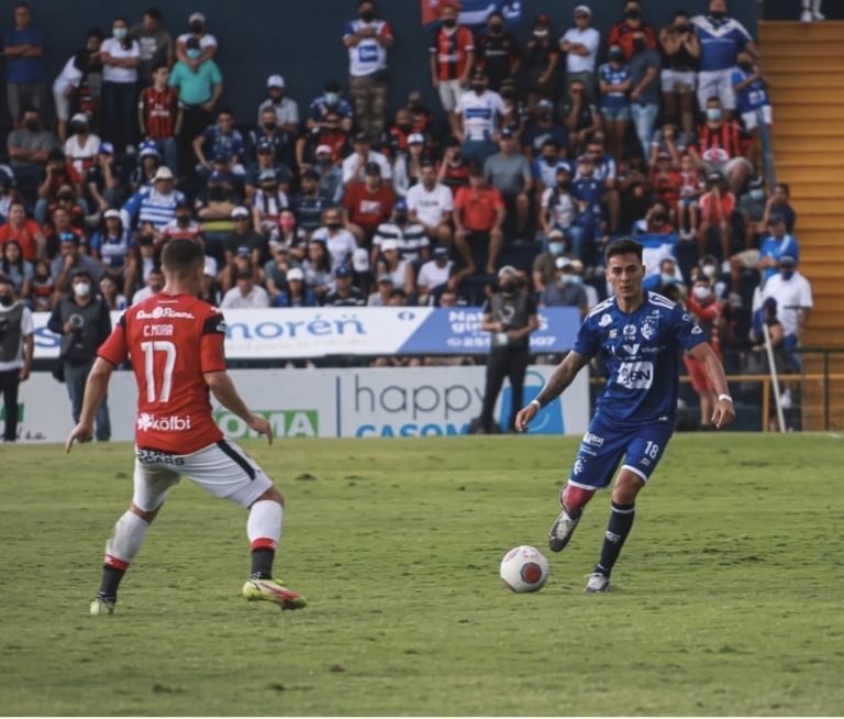 Mientras a Cartaginés lo goleaban 5-1, Carlos Barahona posteaba fotos de una buena fiesta con caballos