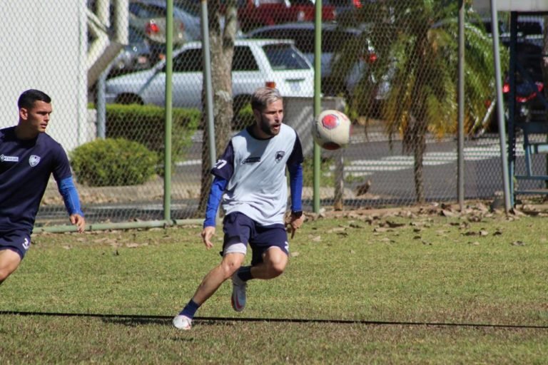 Grecia se fortalece en la media cancha