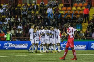 Manita manuda en el debut