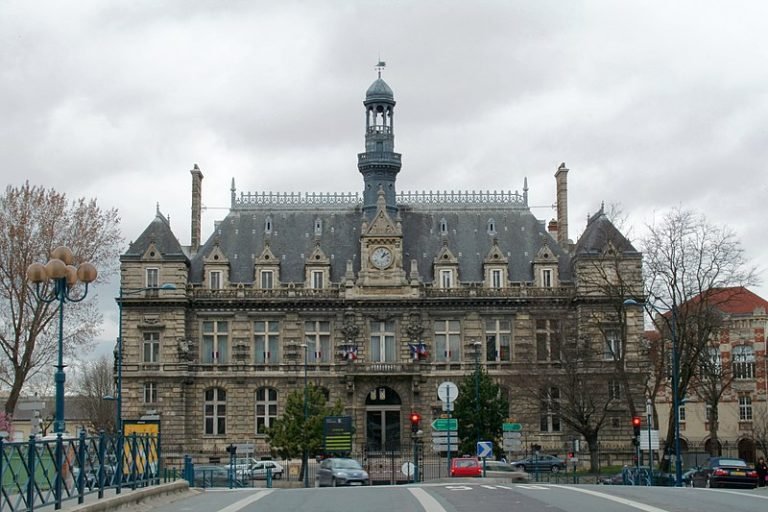 Comunidad en París cambia su nombre a femenino para concienciar sobre la igualdad de género