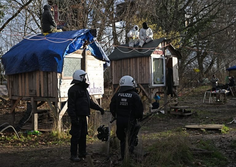 Policía inicia desalojo de pueblo minero alemán y choca con activistas