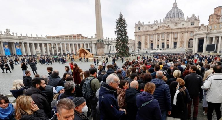 Los fieles presentan sus respetos al papa emérito Benedicto XVI