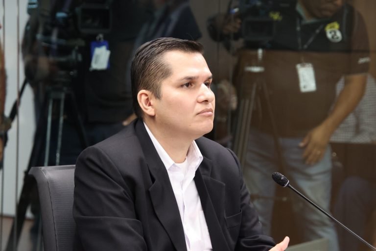 Alberto Vargas señala presuntas reuniones con hasta 6 diputados, pero fracciones lo niegan