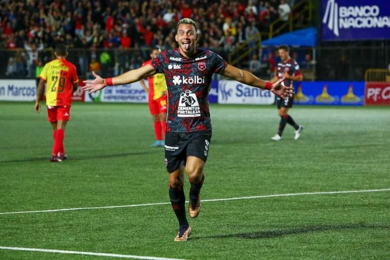 LD Alajuelense se aprovechó del CS Herediano en su propio estadio