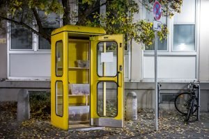 Alimentos para compartir gratis en una cabina telefónica de Alemania