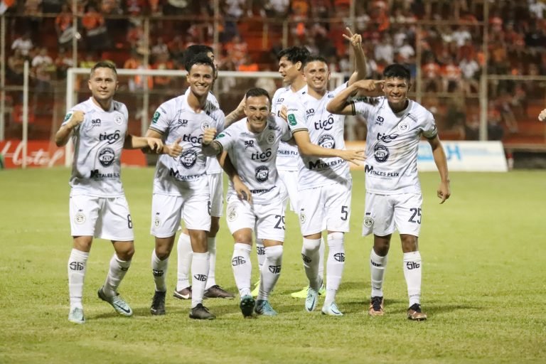 Sporting hunde el barco de Puntarenas y le mete presión a Saprissa