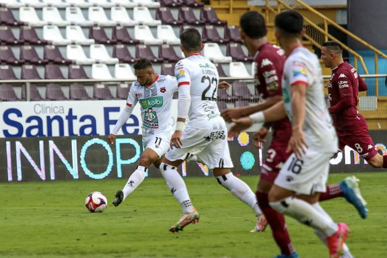 Alajuelense tiene casi dos años de no ganar en el Ricardo Saprissa