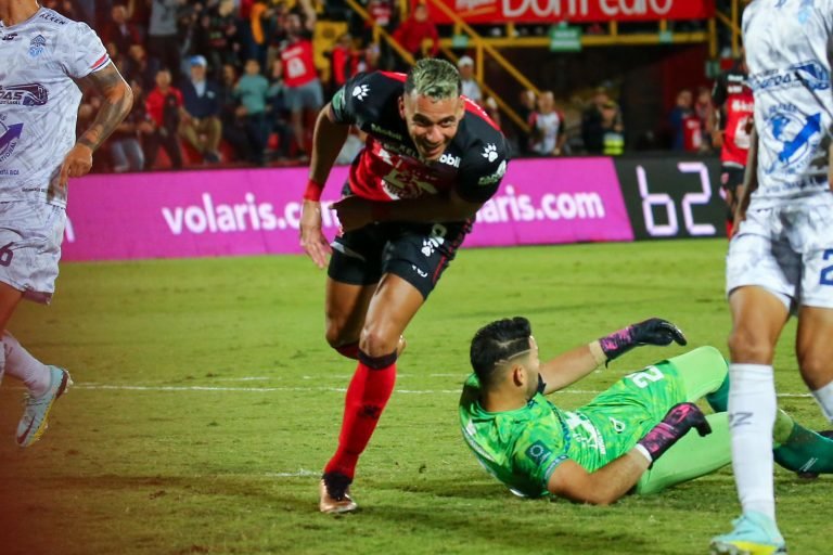 Esta es la multa que recibió la Liga por invasión de aficionados en el Morera Soto