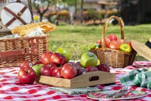 Dése una vuelta a la manzana y celebre con un picnic el verano, el amor y la amistad