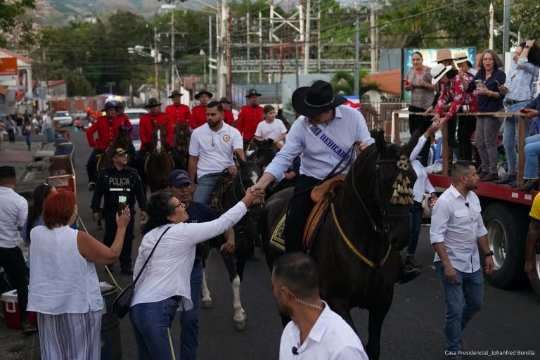 Rodrigo Chaves es recibido entre aplausos y aclamaciones en el tope de Atenas