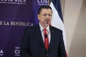 Rodrigo Chaves firma reglamento para simplificar trámites a inversionistas extranjeros