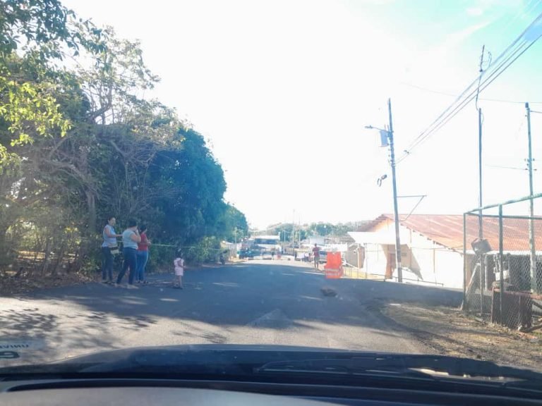 Familias bloquean paso en Sardinal, por falta de docente en Escuela Jorge Borbón Castro