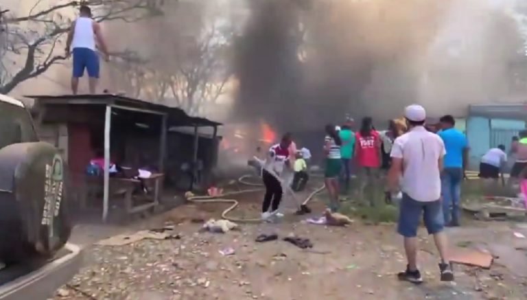 Bomberos fueron amenazados con arma blanca cuando atendían incendio en “Los Huevitos”