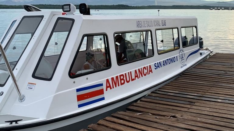 Nueva lancha ambulancia San Antonio II brinda apoyo a habitantes de islas Chira, Venado y Caballo 