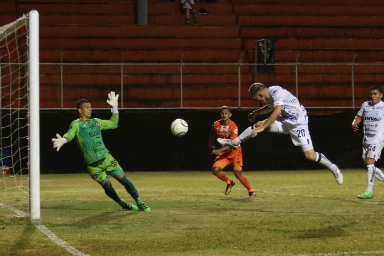 Géiner Segura tras derrota ante San Carlos: “Ese gol no se puede dar en fútbol profesional”